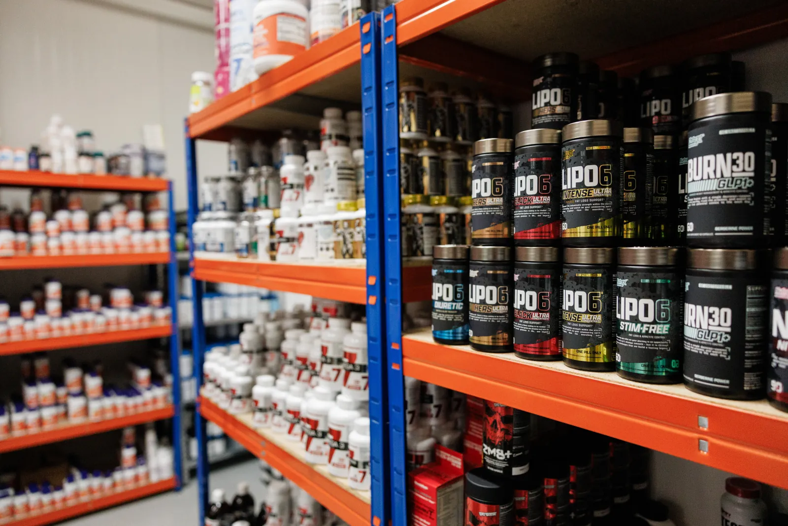 Interior do armazém GoShape Nutrition